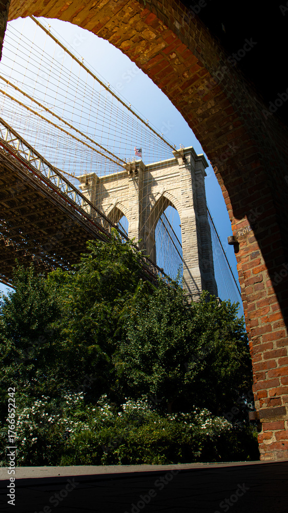 Fototapeta premium Golden Brooklyn Bridge