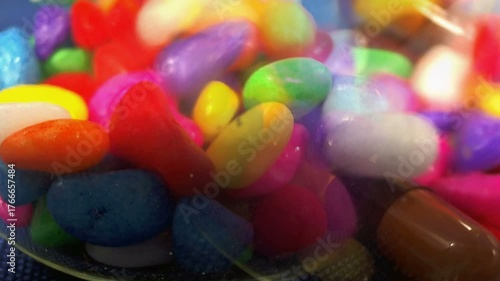 Pillole salvavita che cadono in un becher