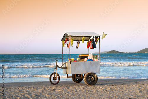 Triciclo de venta de comida y bebida en la playa de Canasvieiras.