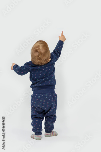 A birthday child is pointing up, pointing, indicating, having, child, toddler, grandchild, human