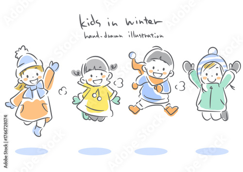ジャンプしてはしゃぐ冬の子供たち　やわらかくて暖かみのある水彩風手描き線画イラスト