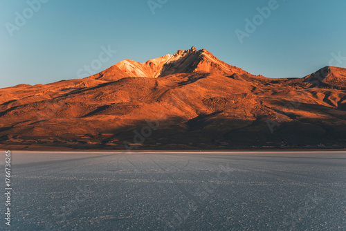 Quadro em tela view of the volcano at sunrise by salar de uyuni, bolivia