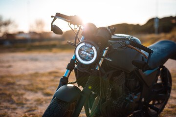Tableau sur plexiglas Moto Moto custom phare LED couchant poussiéreux  © Gabriel