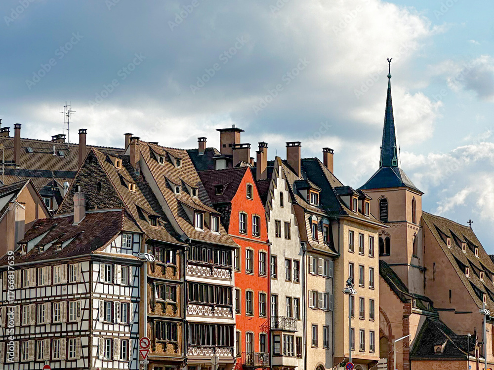 Fototapeta premium Cityscape of Old Town Strasbourg on a Summer Afternoon