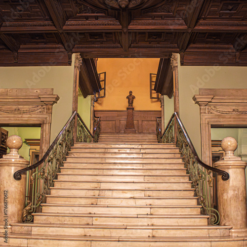 Las escaleras antiguas están en el vestíbulo