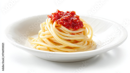 Kleines Spaghetti-Nest mit Tomatensauce auf weißem Teller isoliert