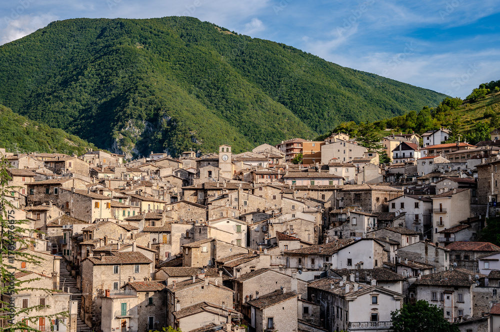 Obraz premium Scanno is an Italian town of 1 782 inhabitants located in the province of L’Aquila, in Abruzzo. The municipal area, surrounded by the Marsican Mountains.