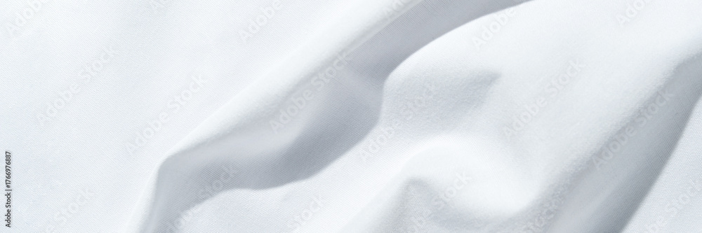 Obraz premium Crisp white fabric with gentle folds and soft textures in natural light.