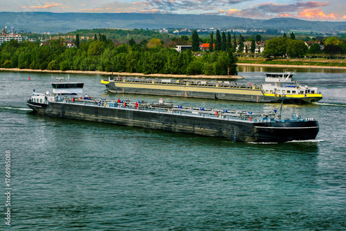 Binnenschiffe auf dem Rhein bei Mainz_11