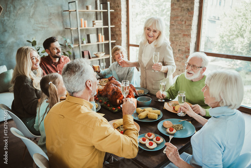 Canvastavla Funny warm family feast for thanksgiving a lively table full of laughter love an