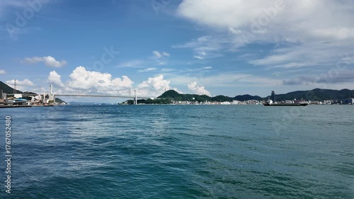 関門海峡を望む青空と関門橋が美しい下関と門司港の風景