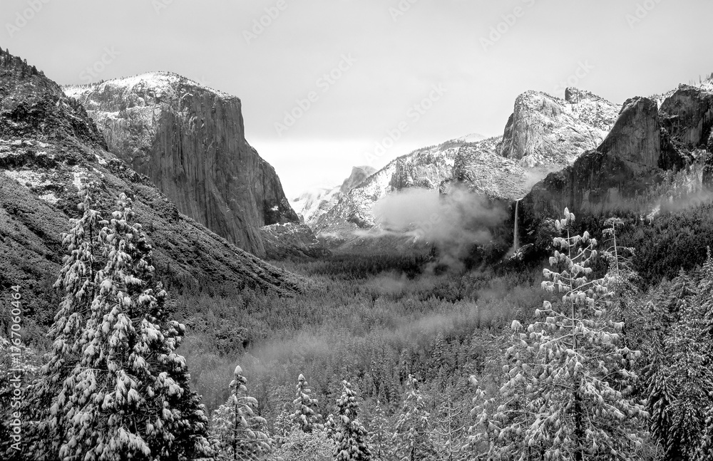 Obraz premium Yosemite Bridalveil Fall with Fresh Snow