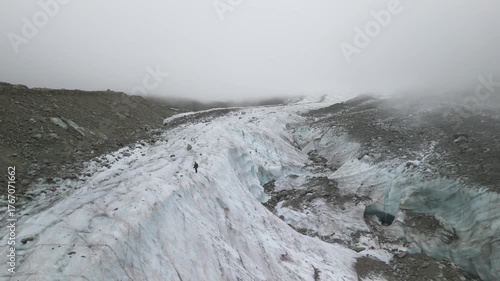 Wallpaper Mural Eine winzig erscheinende Person läuft entlang einer Kante am Gletscher Mer de Glace in den französischen Alpen nahe Chamonix. Torontodigital.ca