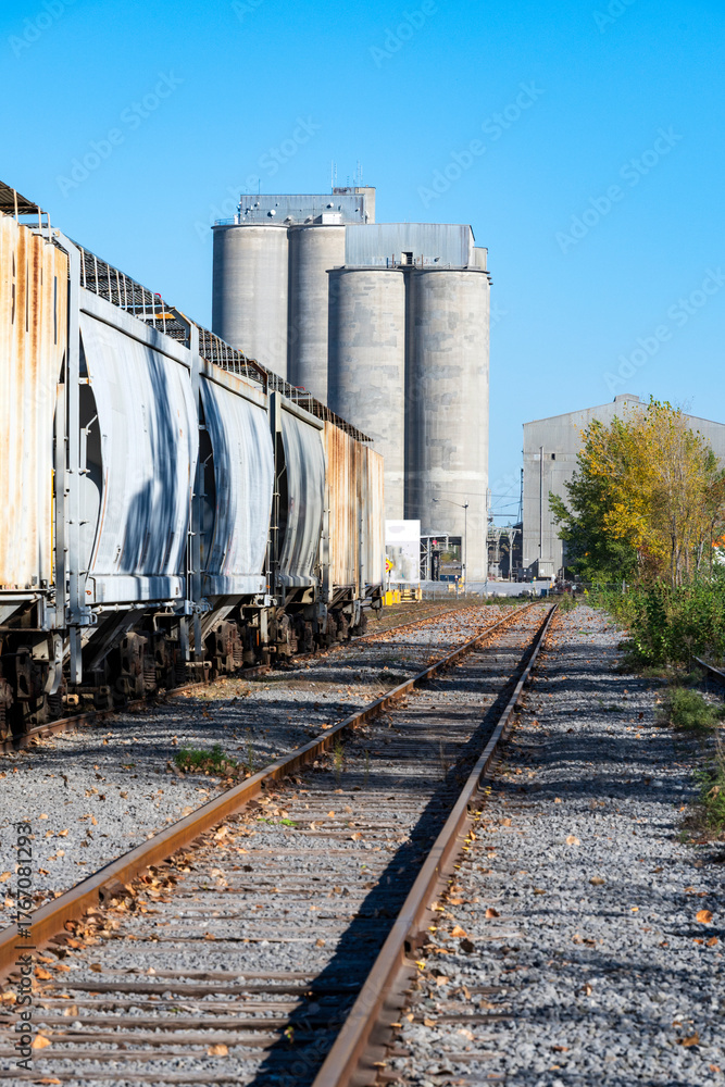 Obraz premium Train wagons park in front of an industrial plant