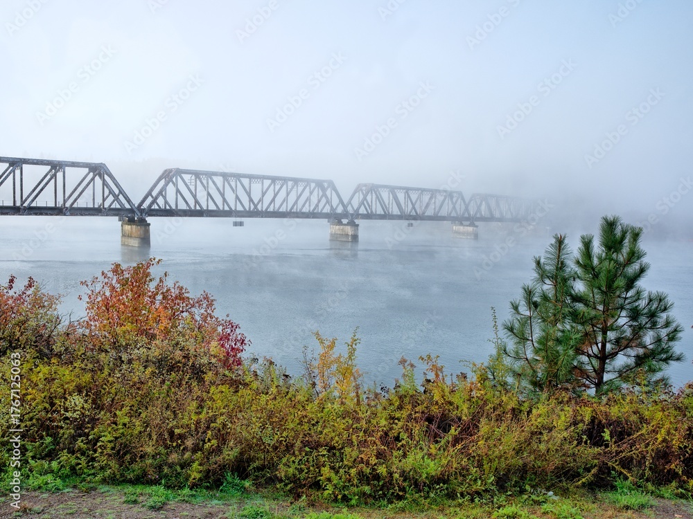 Obraz premium Bridge in foggy fall morning.