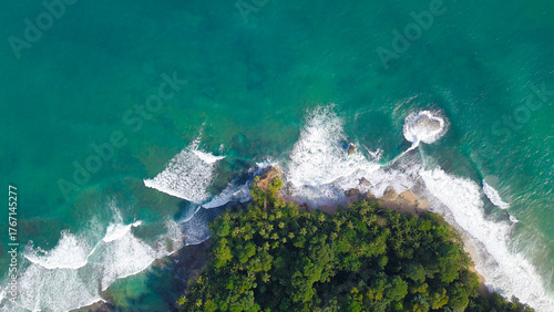 Viaje submarino azul sobre un paisaje oceánico con luz natural y textura