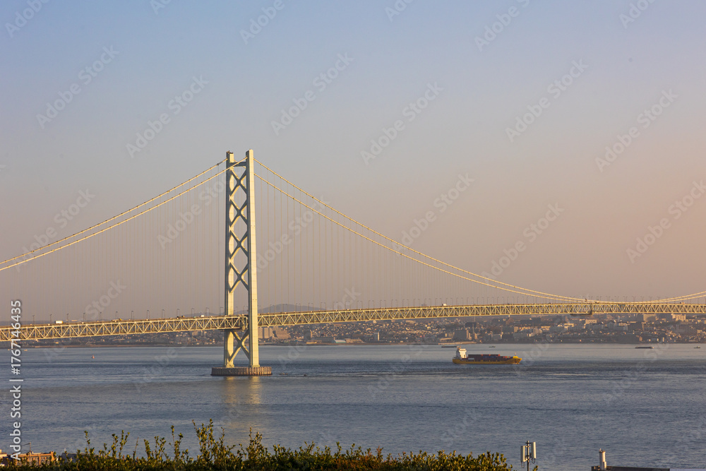 Fototapeta premium 淡路サービスエリア（下り）の日の出と明石海峡大橋