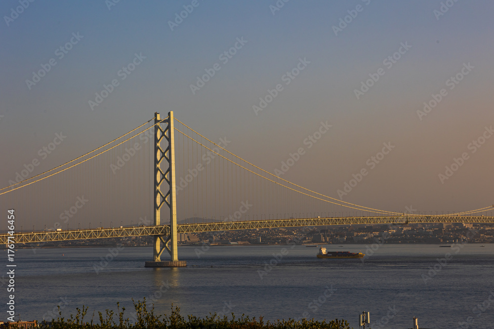 Obraz premium 淡路サービスエリア（下り）の日の出と明石海峡大橋