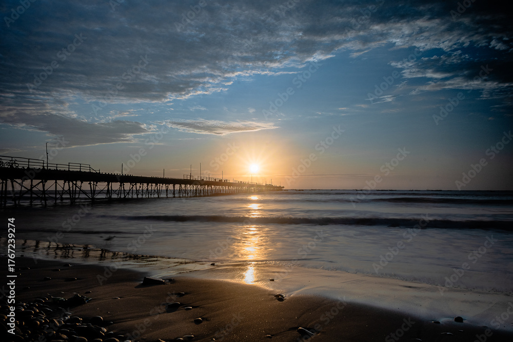 Naklejka premium Atardecer en el Muelle de Pacasmayo Perú