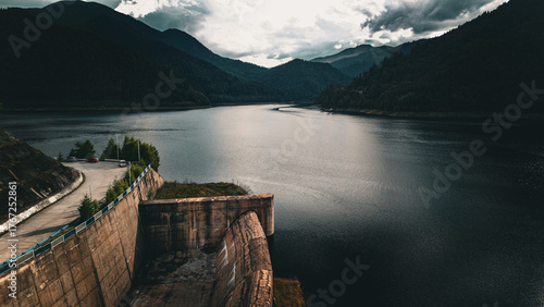 Eine Staumauer in einem Hochgebirge 