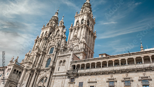 Campanarios y fachada barroca catedral católica de Santiago de Compostela, España