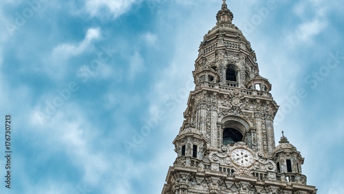 Primer plano parte alta de la torre del reloj de la catedral gótica y barroca de Santiago de Compostela, España