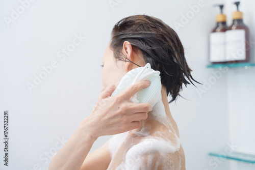 お風呂で体を洗う女性（浴室・シャワー・入浴）