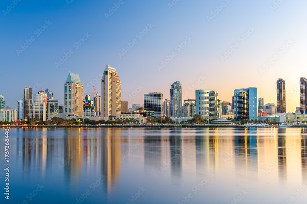 Naklejka premium San Diego, California, USA Downtown Skyline at the Embarcadero 576