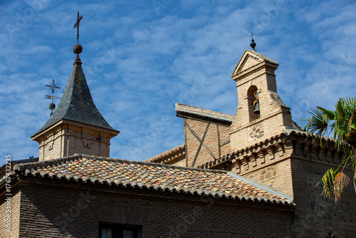Vista exterior de una iglesia