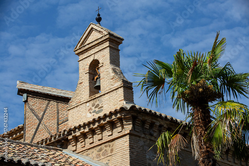 Vista exterior de una iglesia
