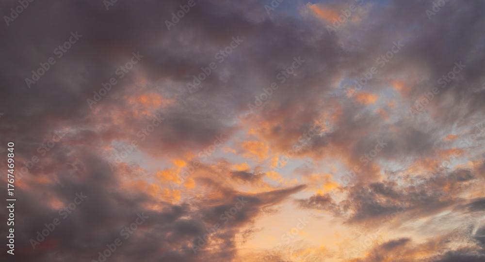 Obraz premium Clouds and sky backdrop at sunrise and sunset,Colorful sky with clouds at sunset or sunrise in a blurred background.