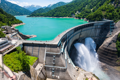 黒部ダム　観光放水