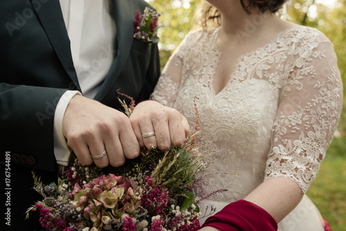 Brautpaar mit Blumenstrauß im Herbstlicht – romantische Herbsthochzeit