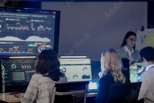 Konstfotografi Global security watch active Diverse analysts monitor world map threat intel screens leader coordinates response strategy critical vigilance protects assets worldwide team focus now protect