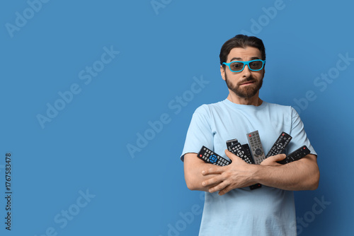 Surprised young man in 3D g...