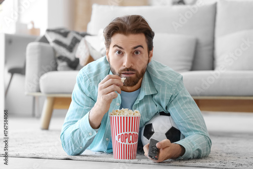 Shocked young man with TV r...