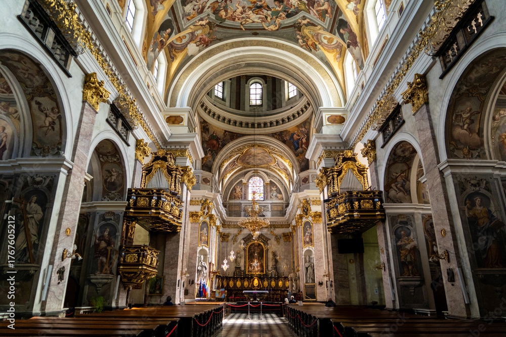 Fototapeta premium Vistas interiores de la hermosa catedral de San Nicolas, en Liubliana