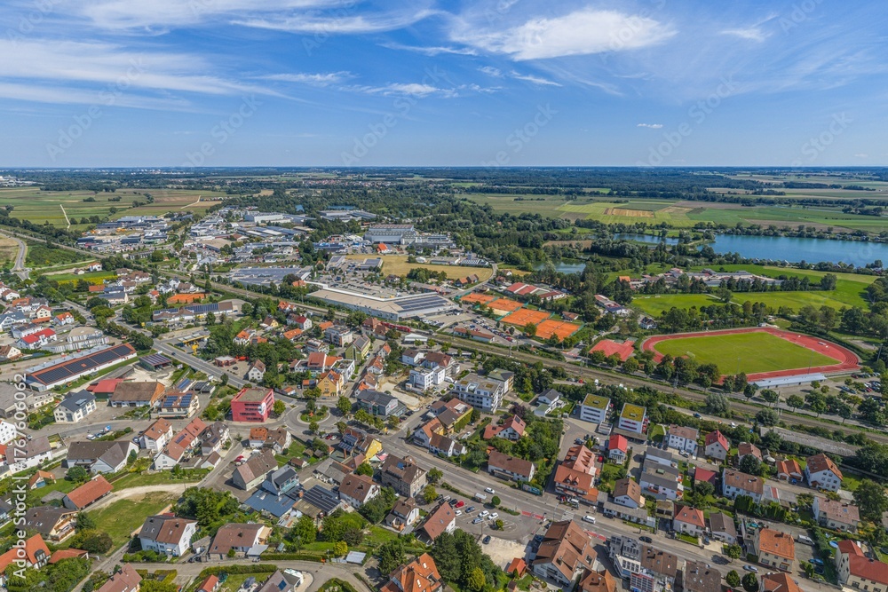 Obraz premium Die Stadt Erbach an der Donau am Rand der schwäbischen Alb aus der Vogelperspektive