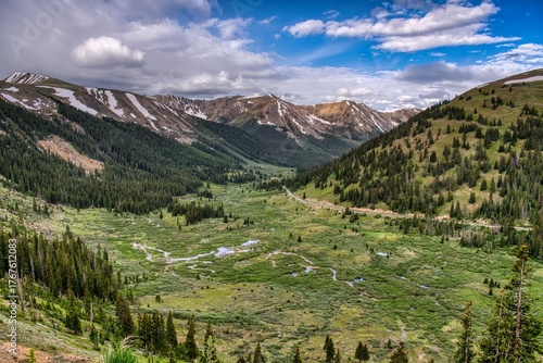 Independence Pass is a high mountain pass in the Rocky Mountains in US state of Colorado. Connects the towns of Aspen and Twin Lakes. This makes it one of the highest motorable passes in America.