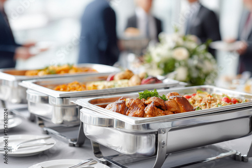 Elegantes Buffet mit Edelstahl-Chafing-Dishes bei Business-Event