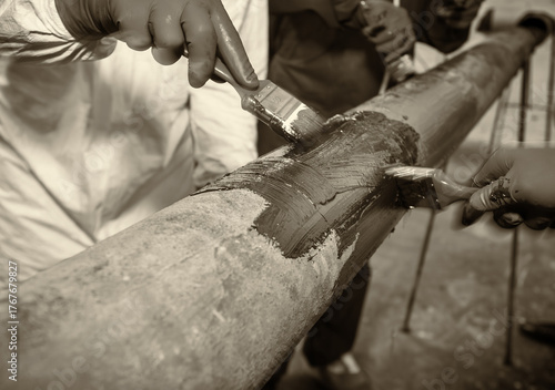 Ταπετσαρία Service personnel apply epoxy resin as a protective coating to the pipeline