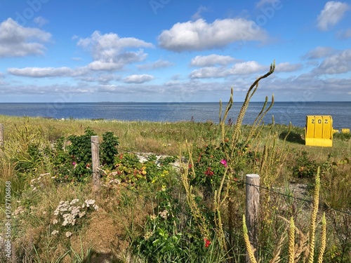  Blick von  Cuxhaven Duhnen über den Deich auf die Nordsee