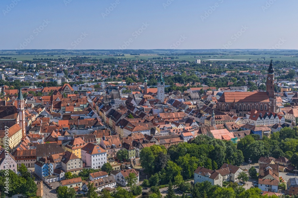 Obraz premium Die niederbayerische Stadt Straubing an der Donau von oben, Blick von der Insel Gstütt