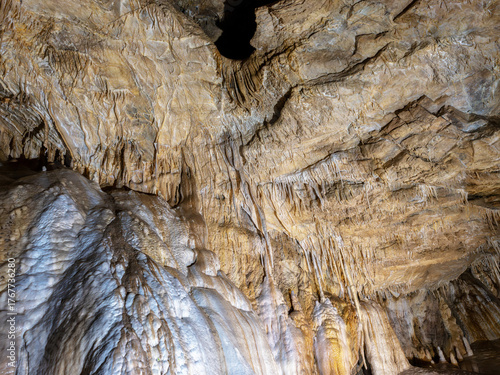  Jaskinia Niedźwiedzia – najdłuższa jaskinia całych Sudetów, położona w Masywie Śnieżnika, w dolinie Kleśnicy, w pobliżu wsi Kletno. © Janusz Lipiński