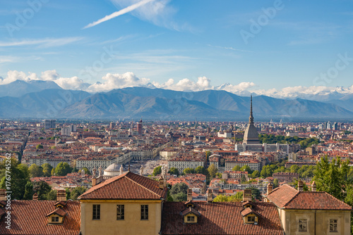 Vista della città di Torino dai giardini della villa della Regina