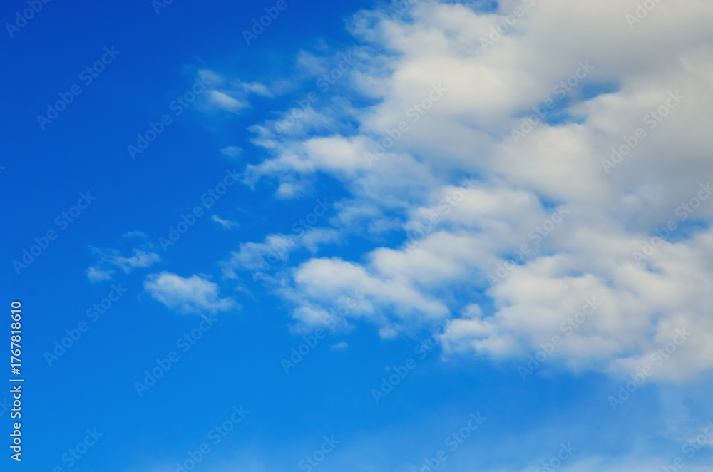 Fototapeta premium Beautiful blue sky with fluffy white clouds on a bright sunny day