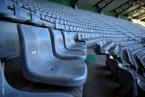 Obraz na płótnie Asientos vacíos en un estadio de fútbol.
