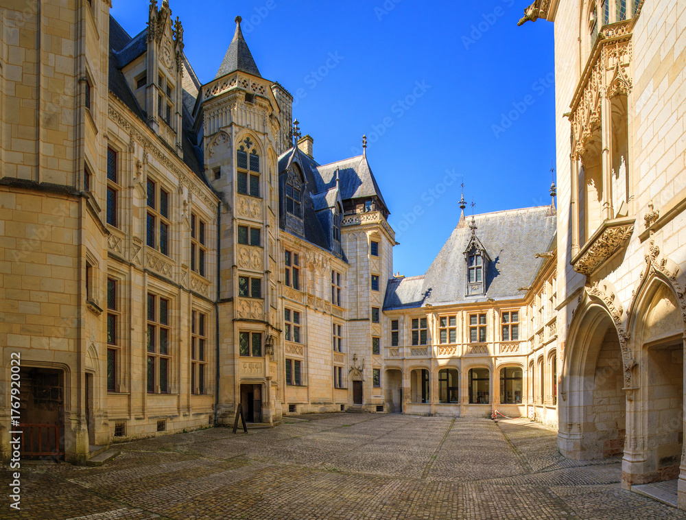 Naklejka premium Bourges, Palais Jacques-Cœur et statue de Jacques-Cœur