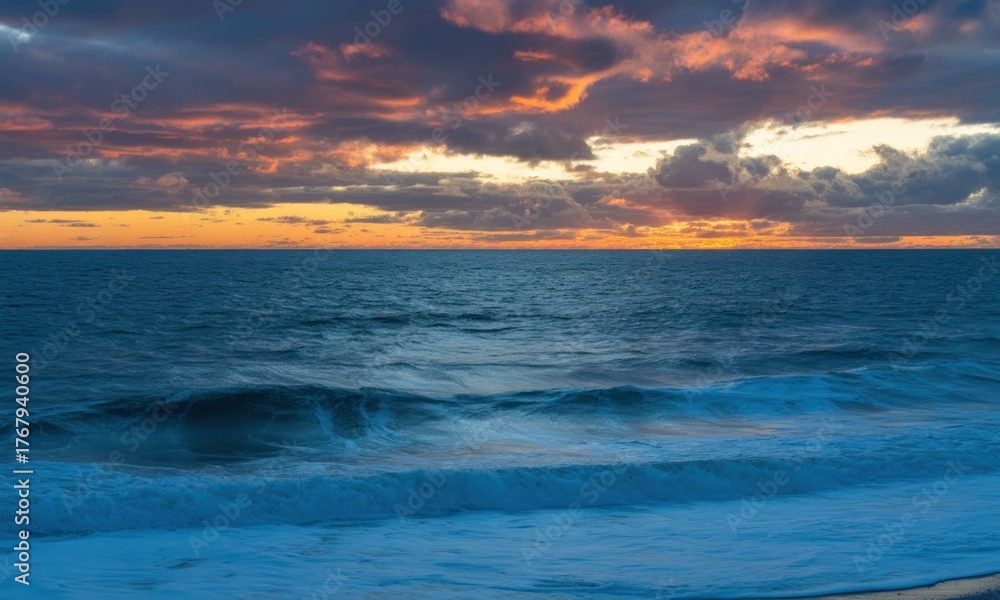 Obraz premium Dramatic sunset over turbulent ocean