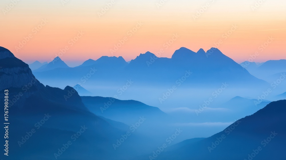 Obraz premium Misty mountain range at dawn